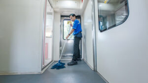 Pastikan semua Fasilitas Kereta selalu Bersih, Yuk intip Pekerjaan Petugas OTC KAI Services di Kereta (1)